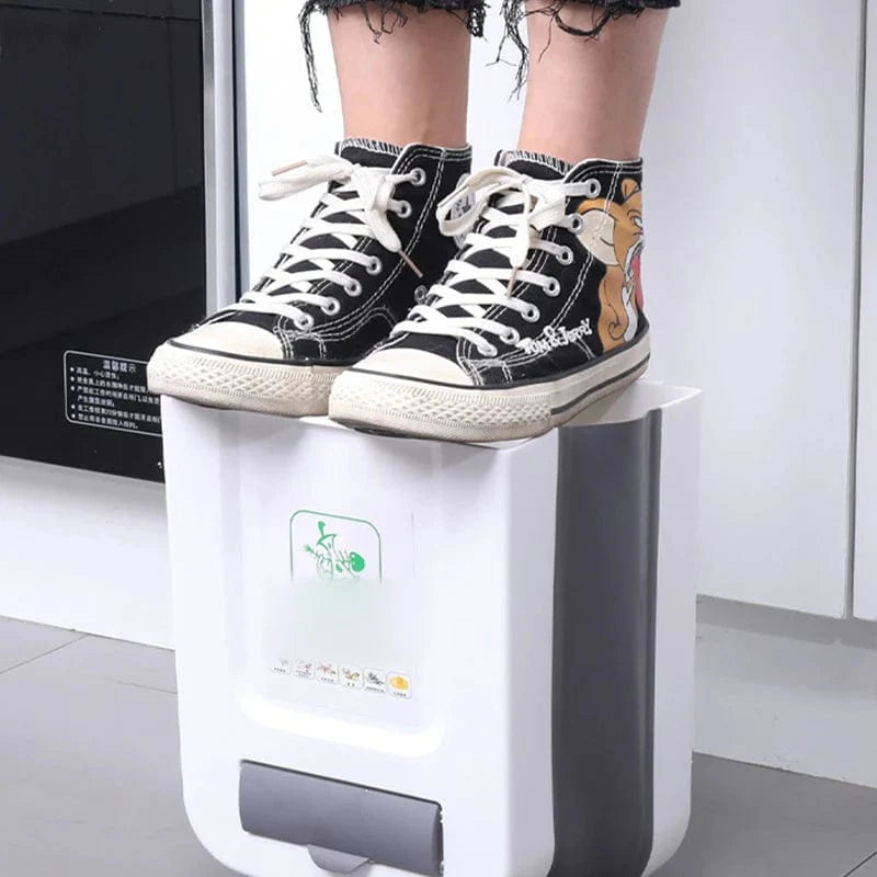 Vikbar avfallshink för köket, upphängd förvaring i skåpet, praktisk och miljövänlig.