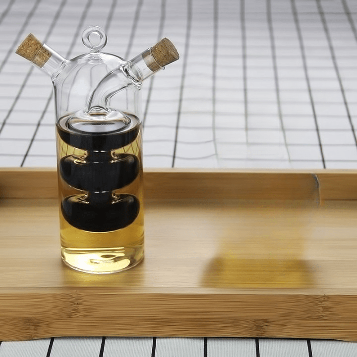 Transparent italiensk flaska duo olja och vinäger