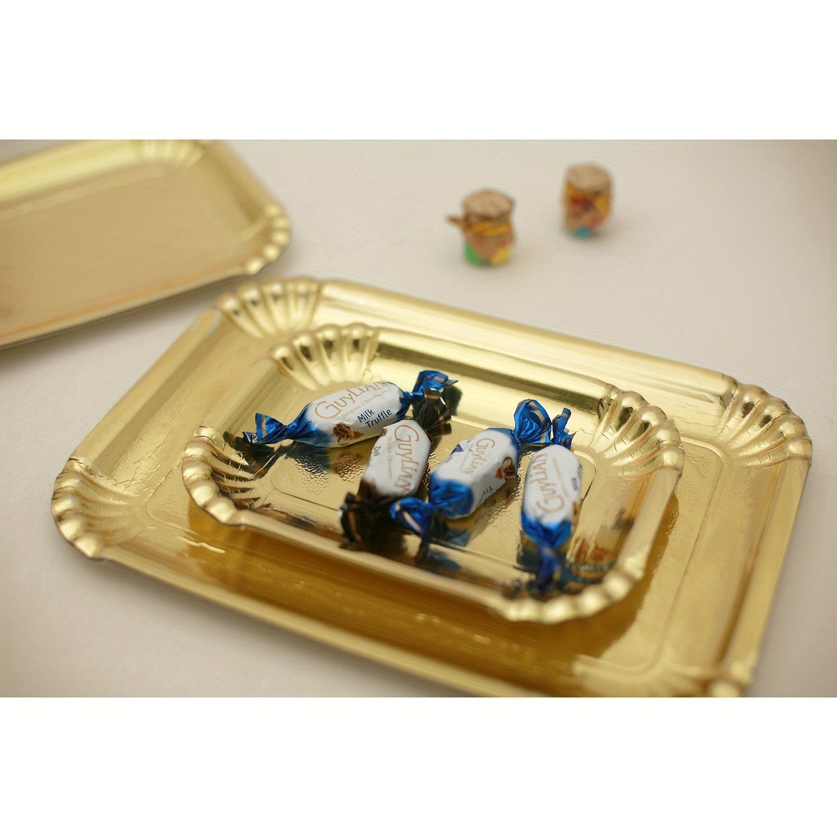 Set med 10 rektangulära guldbricka för tårtor, engångsbrickor av kartong för rätter, fettreducerande tårtbaser, presentationsbrickor för efterrätter, tårtdekorationer för fester och bröllop.