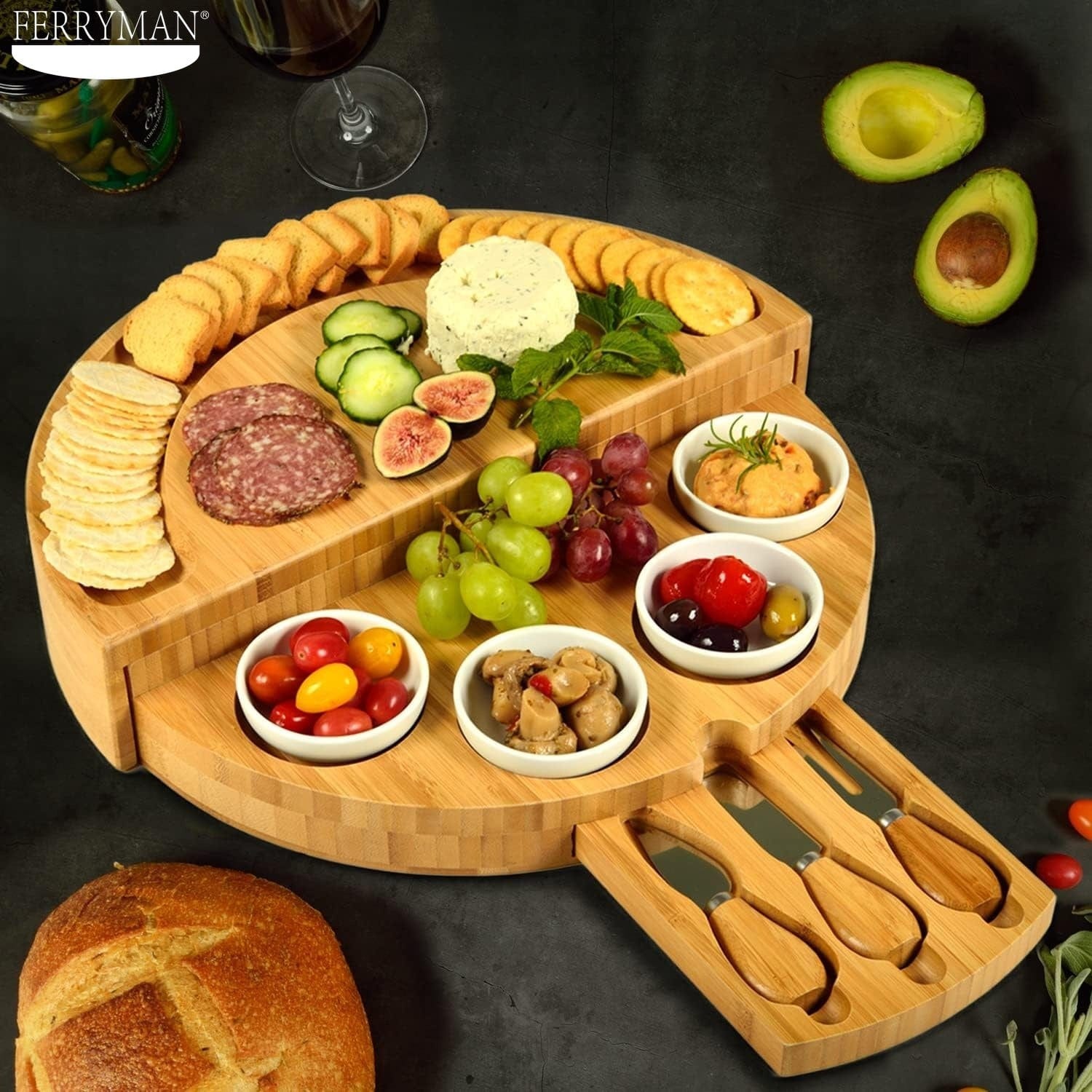 Ostronbräda i trä med kniv och gaffel, perfekt för hemmakök.