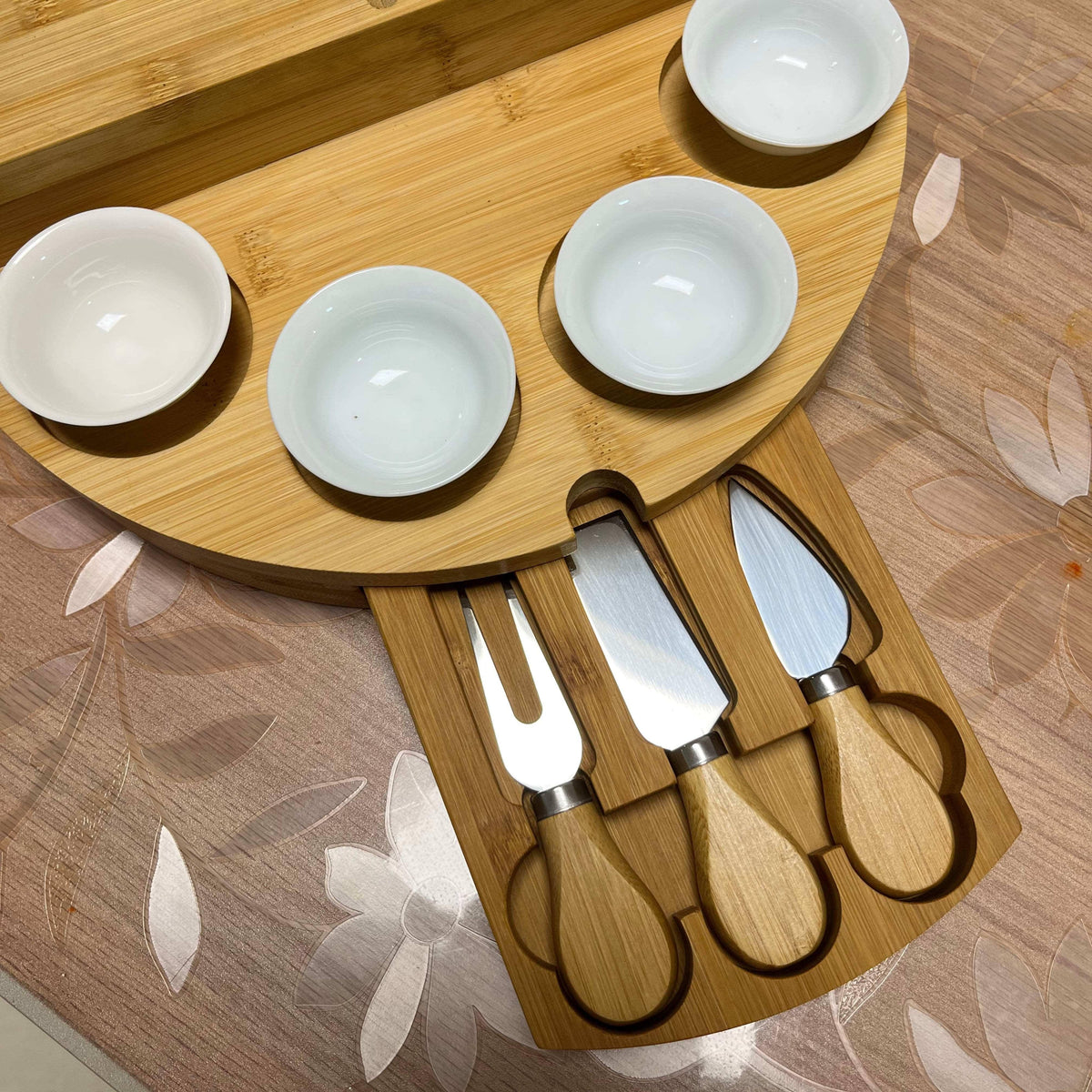 Bambuskäsebricka med integrerad låda - Perfekt för dina sammankomster med familj och vänner 1 Ostskiva + 4 Små Skålar + 3 Knivar och Gafflar